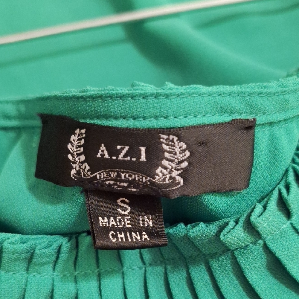Vibrant Green Ruffled Cold Shoulder Blouse. NWOT Size SMALL - Picture 8 of 9